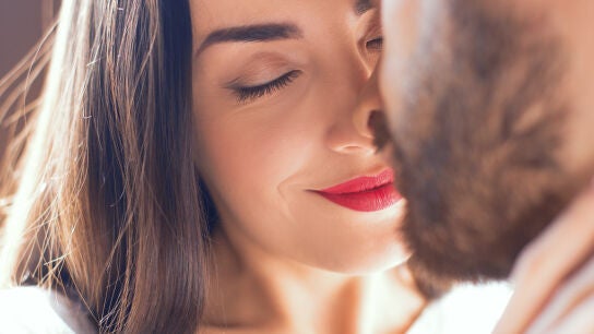 Pareja a punto de besarse