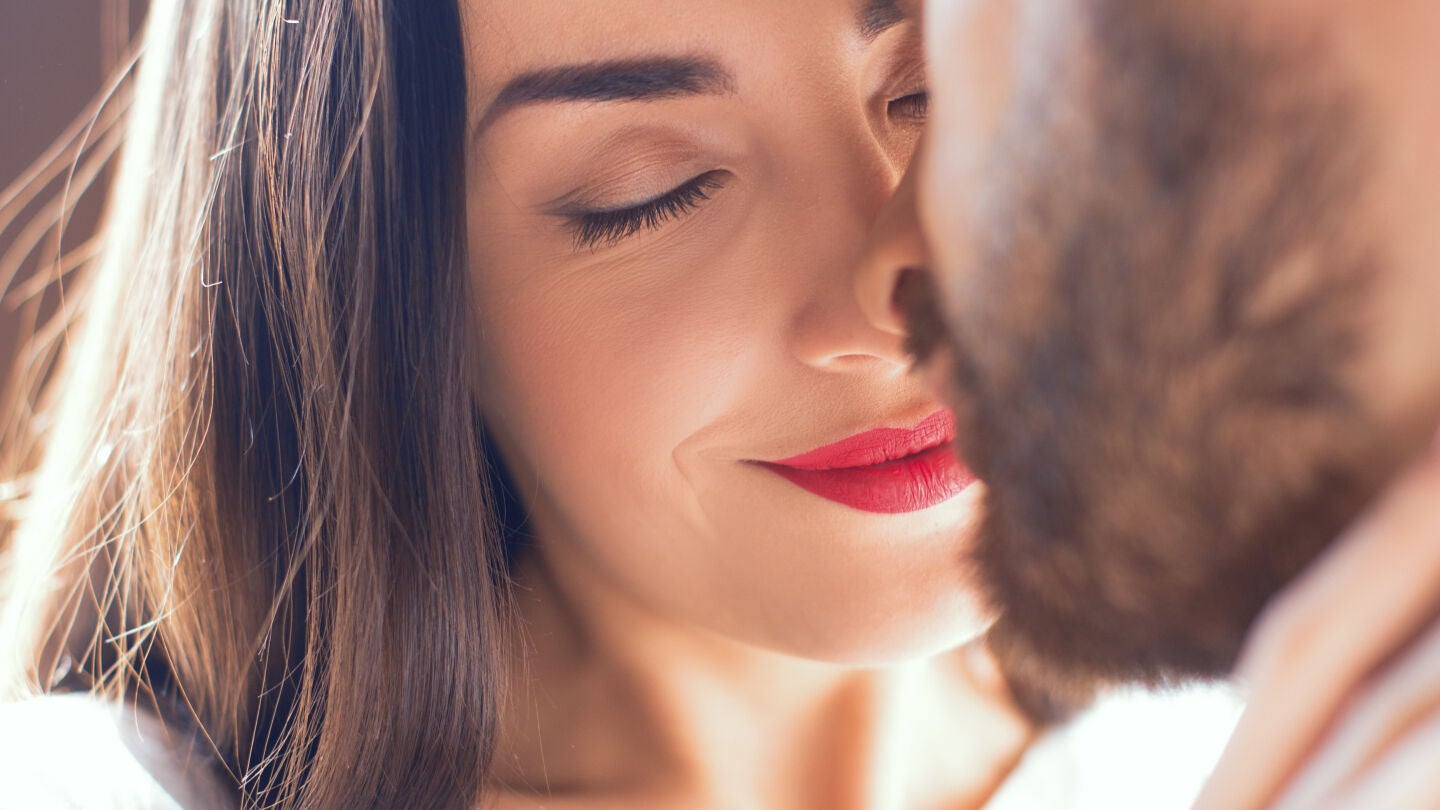 Pareja a punto de besarse