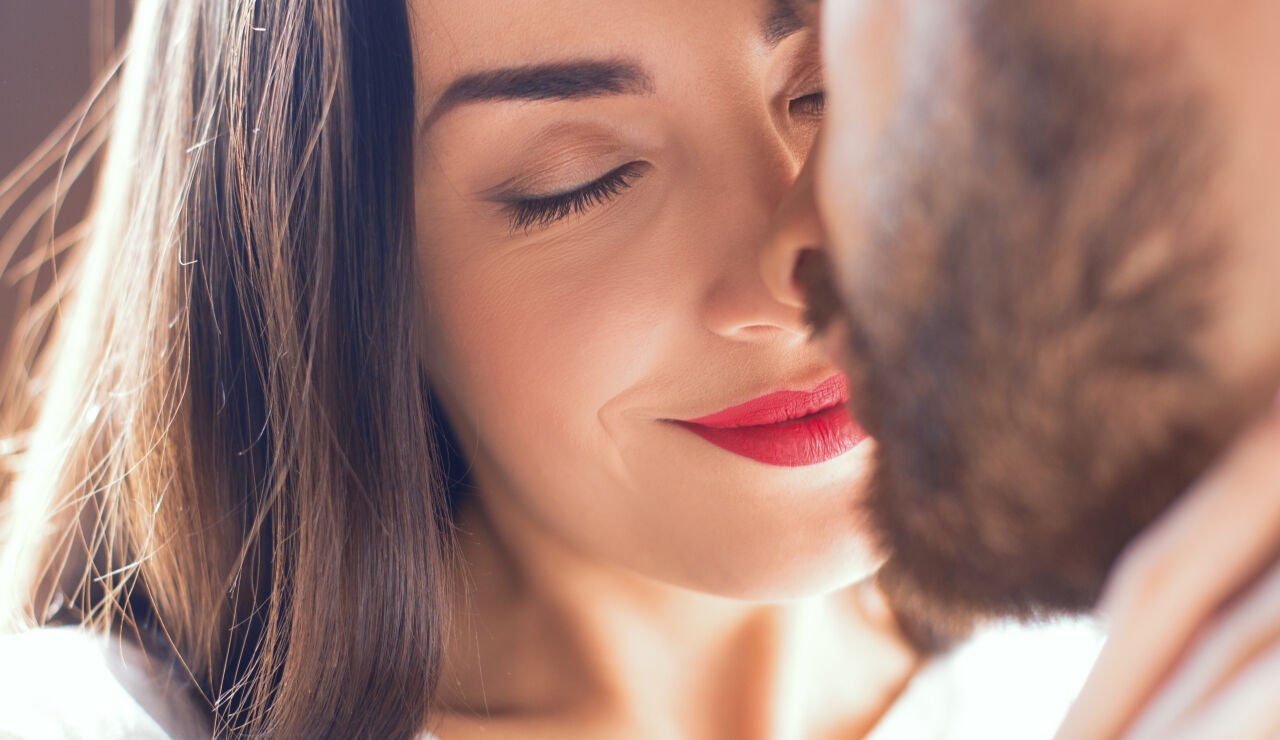 Pareja a punto de besarse