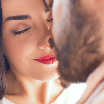 Pareja a punto de besarse