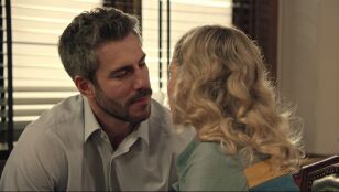 Gabriel interrumpe el momento mas rom&aacute;ntico de Andr&eacute;s y Valentina en el despacho