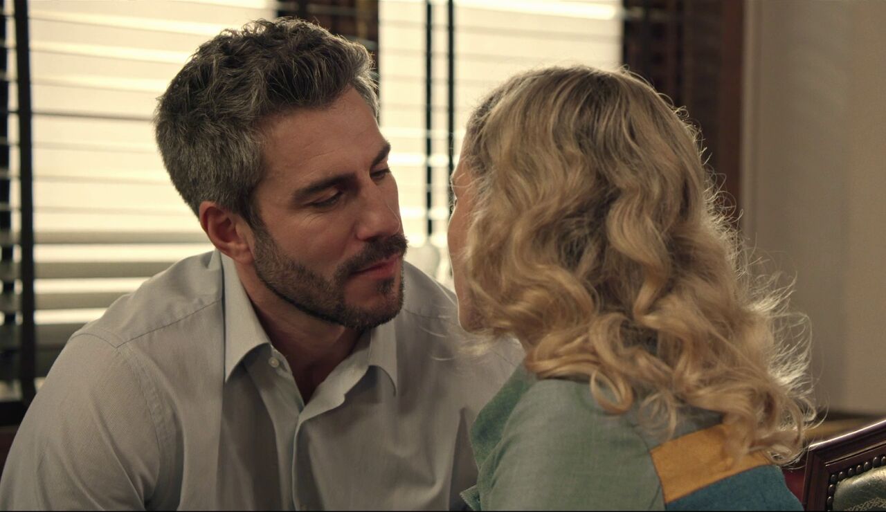 Gabriel interrumpe el momento mas rom&aacute;ntico de Andr&eacute;s y Valentina en el despacho