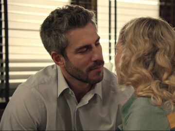 Gabriel interrumpe el momento mas rom&aacute;ntico de Andr&eacute;s y Valentina en el despacho