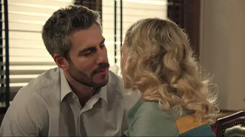 Gabriel interrumpe el momento mas romántico de Andrés y Valentina en el despacho Gabriel interrumpe el momento mas romántico de Andrés y Valentina en el despacho