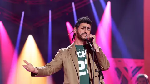 ¡Primer reto superado! Jesulín de Ubrique debuta como Melendi con 'Caminando por la vida' ¡Primer reto superado! Jesulín de Ubrique debuta como Melendi con 'Caminando por la vida'