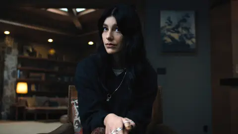 Camila Morrone en Algo terrible está a punto de suceder Camila Morrone en Algo terrible está a punto de suceder