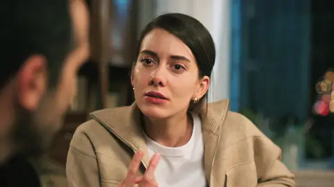 “La ira te ha cegado”: el amargo enfrentamiento entre Suna y Abidin por su sed de venganza “La ira te ha cegado”: el amargo enfrentamiento entre Suna y Abidin por su sed de venganza