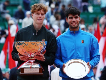 Sinner y Alcaraz, tras la final del Masters de Montecarlo (7-6 y 6-3)