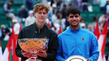 Sinner y Alcaraz, tras la final del Masters de Montecarlo (7-6 y 6-3)