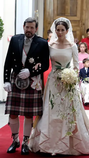 John Dalgleish Donaldson llevando a su hija Mary al altar el día de su boda con Federico de Dinamarca John Dalgleish Donaldson llevando a su hija Mary al altar el día de su boda con Federico de Dinamarca