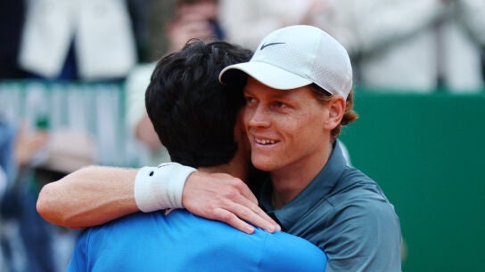 Sinner y Alcaraz se saludan tras la final de Montecarlo