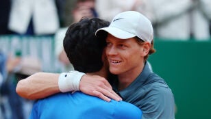 Sinner y Alcaraz se saludan tras la final de Montecarlo