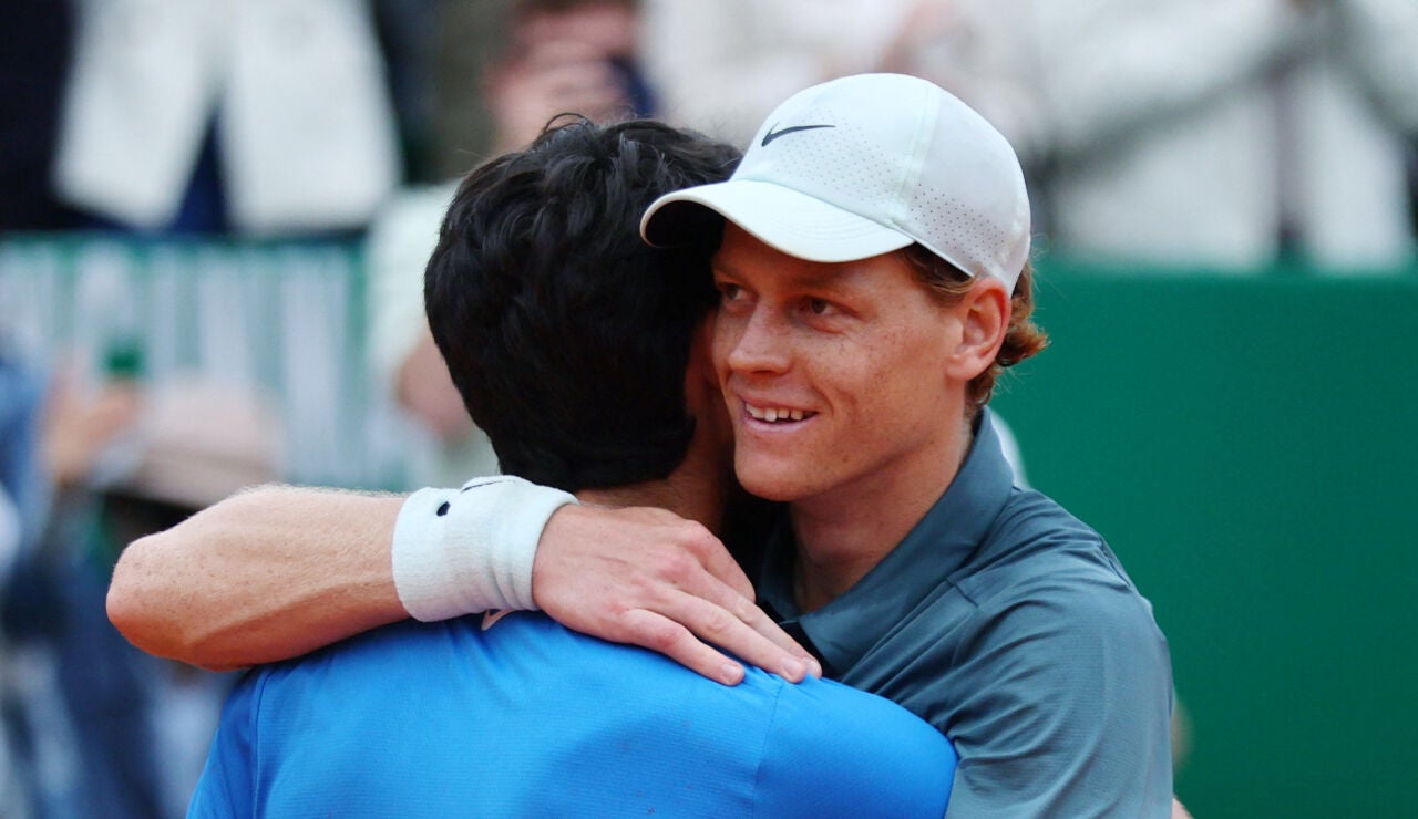 Sinner y Alcaraz se saludan tras la final de Montecarlo