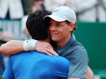 Sinner y Alcaraz se saludan tras la final de Montecarlo