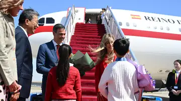 Pedro Sánchez y su mujer, Begoña Gómez, llegan a China en su cuarta visita al país asiático Pedro Sánchez y su mujer, Begoña Gómez, llegan a China en su cuarta visita al país asiático