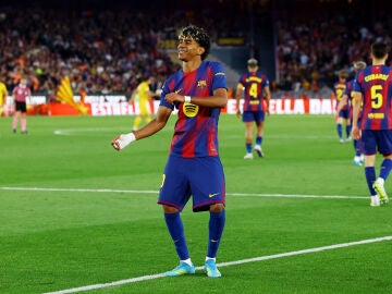 Lamine Yamal bailando tras marcarle al Espanyol