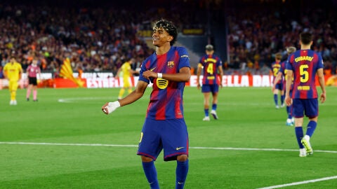 Lamine Yamal bailando tras marcarle al Espanyol