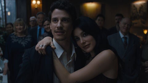 Adam DiMarco y Camila Morrone en Algo terrible está a punto de suceder