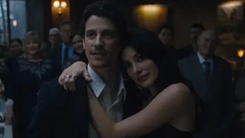 Adam DiMarco y Camila Morrone en Algo terrible está a punto de suceder Adam DiMarco y Camila Morrone en Algo terrible está a punto de suceder