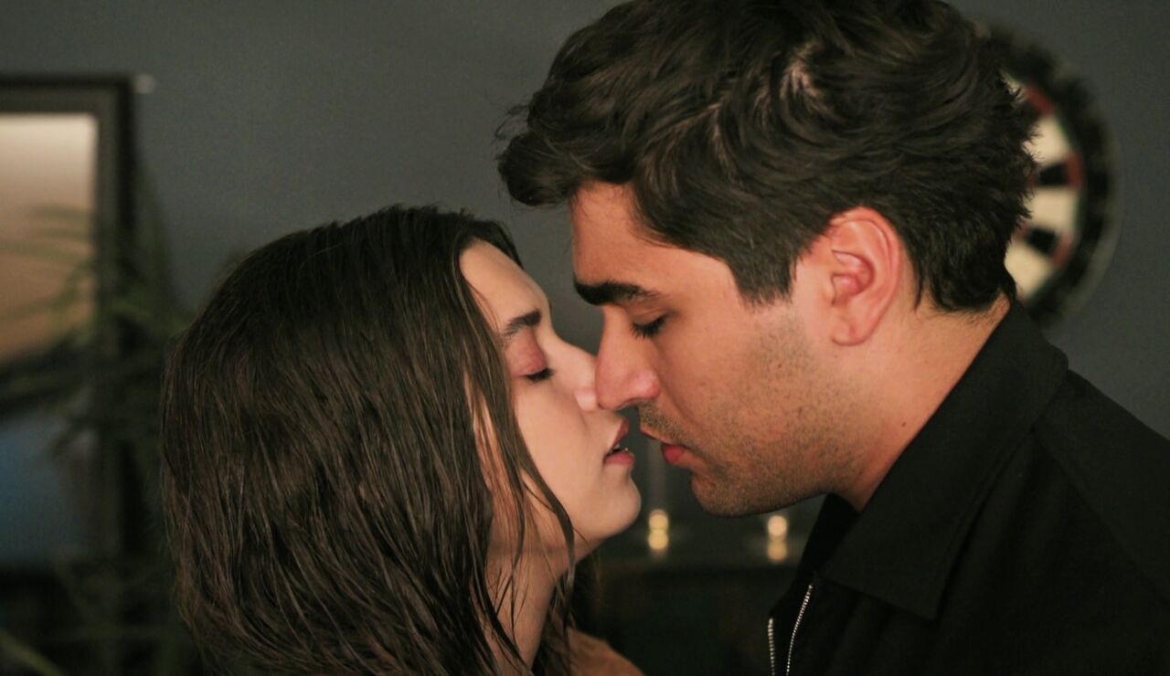 El encuentro m&aacute;s h&uacute;medo y peligroso de Ferit y Seyran: &iexcl;a punto de besarse!