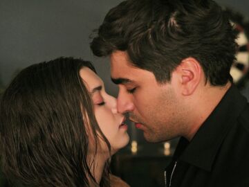 El encuentro m&aacute;s h&uacute;medo y peligroso de Ferit y Seyran: &iexcl;a punto de besarse!