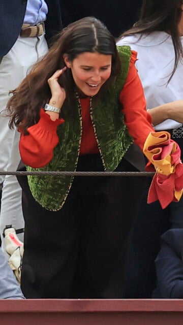 Tana Rivera en la plaza de toros de Brihuega para apoyar a Roca Rey