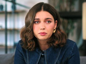 Seyran se humilla por Ferit y suplica a la familia de Diyar que lo perdonen