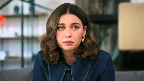 Seyran se humilla por Ferit y suplica a la familia de Diyar que lo perdonen Seyran se humilla por Ferit y suplica a la familia de Diyar que lo perdonen