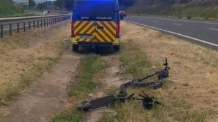 Detenidos por circular por la A-2 en patinete y sentido contrario y tirar piedras a coches