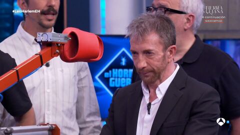 Lanzamiento de chancla con el 'zapatillator': el incre&iacute;ble invento con el Marron ha sorprendido a Leo Harlem