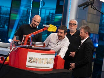 Lanzamiento de chancla con el 'zapatillator': el incre&iacute;ble invento con el Marron ha sorprendido a Leo Harlem