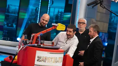 Lanzamiento de chancla con el 'zapatillator': el increíble invento con el Marron ha sorprendido a Leo Harlem Lanzamiento de chancla con el 'zapatillator': el increíble invento con el Marron ha sorprendido a Leo Harlem