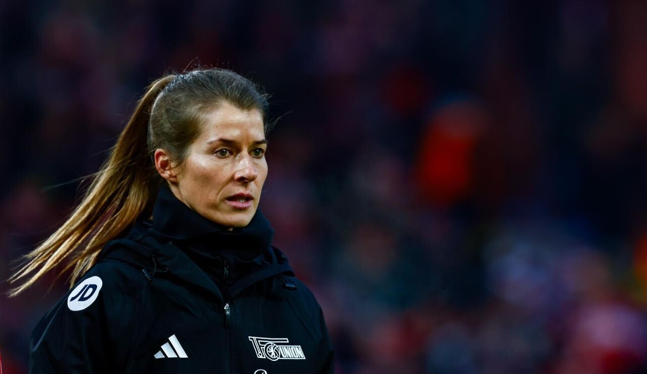 La entrenadora Marie-Louise Eta durante un partido 