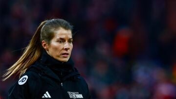 La entrenadora Marie-Louise Eta durante un partido 