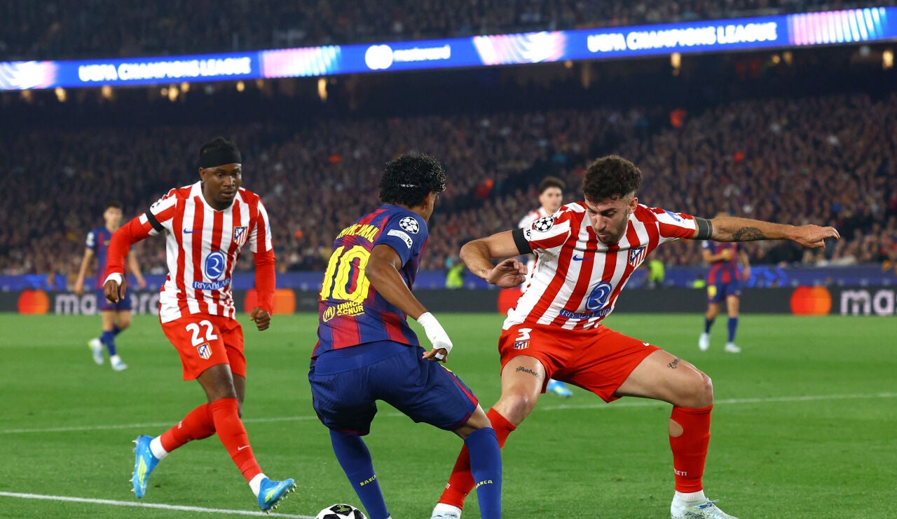 Lamine Yamal encara a Matteo Ruggeri en el duelo de ida en el Camp Nou