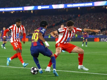 Lamine Yamal encara a Matteo Ruggeri en el duelo de ida en el Camp Nou