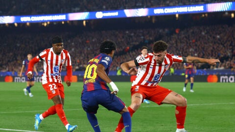 Lamine Yamal encara a Matteo Ruggeri en el duelo de ida en el Camp Nou