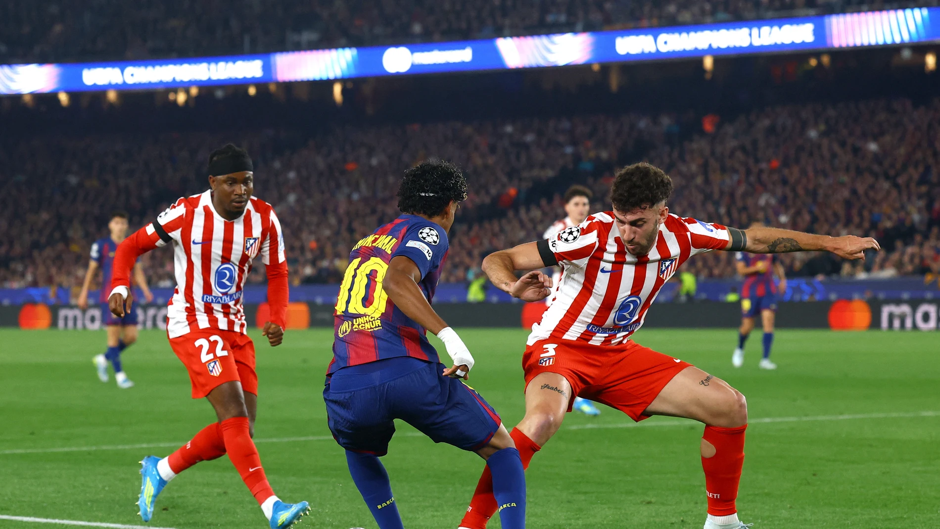 Lamine Yamal encara a Matteo Ruggeri en el duelo de ida en el Camp Nou Lamine Yamal encara a Matteo Ruggeri en el duelo de ida en el Camp Nou