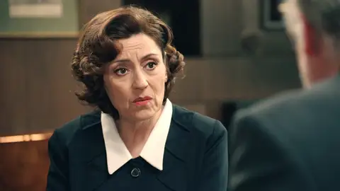 Manuela aconseja a Damián escribir una carta a Julia para volver a ganarse su cariño Manuela aconseja a Damián escribir una carta a Julia para volver a ganarse su cariño