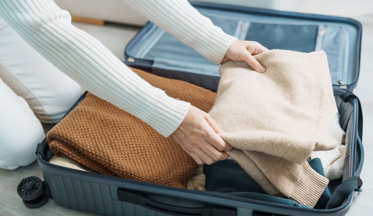 chica haciendo la maleta para un viaje