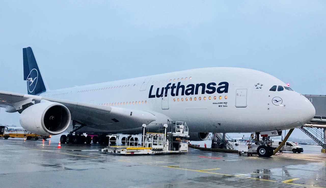 El primer A380 de Lufthansa con el nuevo diseño aterriza en Alemania