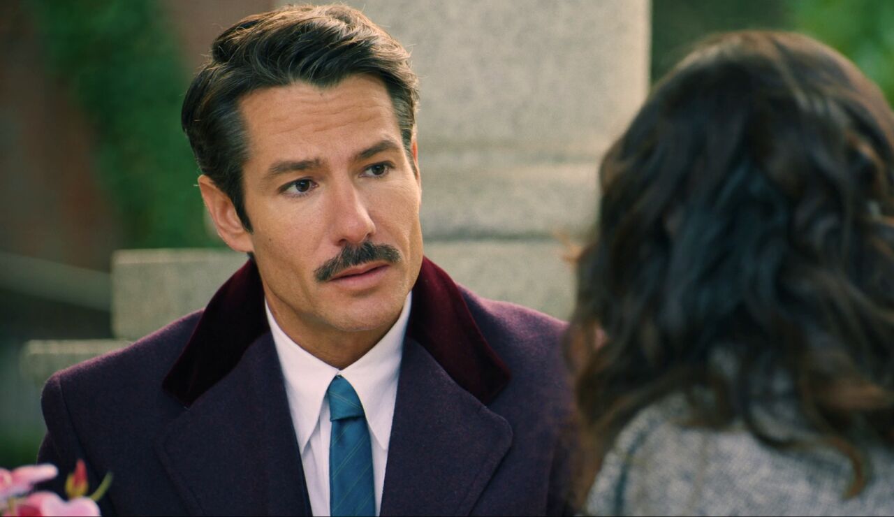 Beatriz cuenta a Pelayo una historia falsa sobre su pasado en M&eacute;xico para proteger su identidad