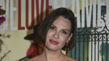 Jessica Bueno posando para la prensa