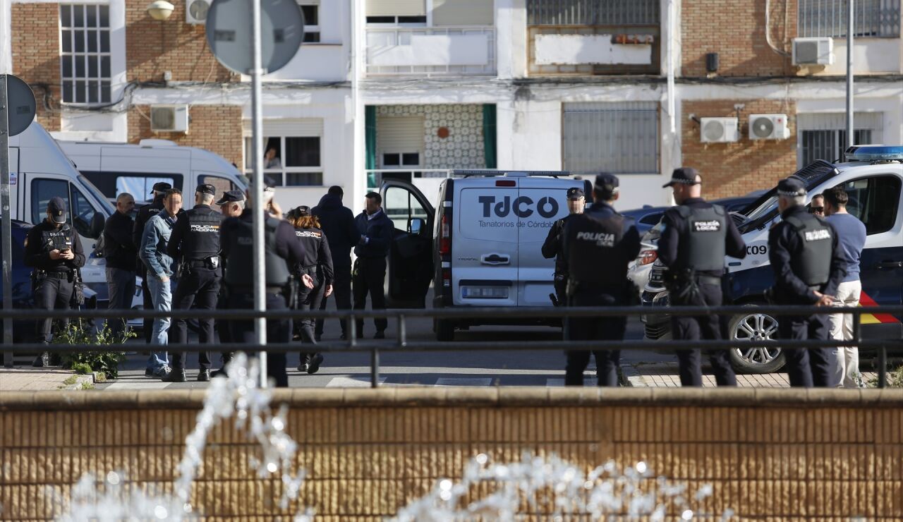 Agentes de Polic&iacute;a Nacional en el barrio de la Fuensanta de C&oacute;rdoba, donde se han producido los hechos