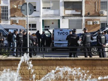 Agentes de Polic&iacute;a Nacional en el barrio de la Fuensanta de C&oacute;rdoba, donde se han producido los hechos