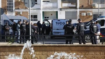 Agentes de Polic&iacute;a Nacional en el barrio de la Fuensanta de C&oacute;rdoba, donde se han producido los hechos