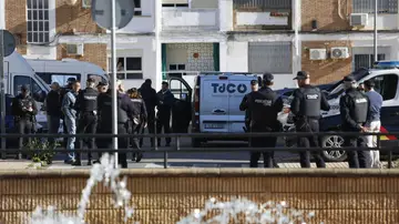 Agentes de Policía Nacional en el barrio de la Fuensanta de Córdoba, donde se han producido los hechos Agentes de Policía Nacional en el barrio de la Fuensanta de Córdoba, donde se han producido los hechos