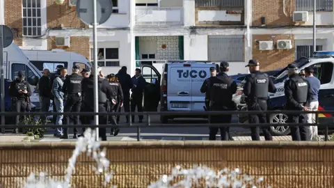 Agentes de Policía Nacional en el barrio de la Fuensanta de Córdoba, donde se han producido los hechos Agentes de Policía Nacional en el barrio de la Fuensanta de Córdoba, donde se han producido los hechos