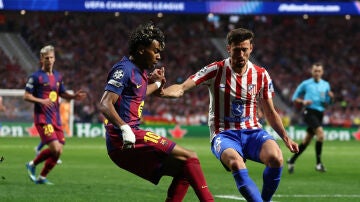 Lamine Yamal ante Lenglet en el Metropolitano