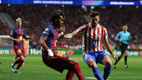 Lamine Yamal ante Lenglet en el Metropolitano Lamine Yamal ante Lenglet en el Metropolitano